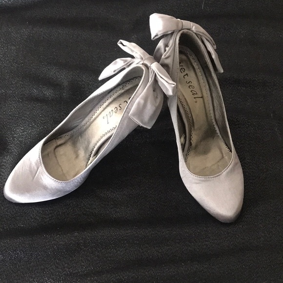 Wet seal silver satin bow heel - Picture 2 of 4